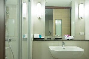 Shower, rainfall showerhead, free toiletries, hair dryer - Marsi Hotel (Bangkok)