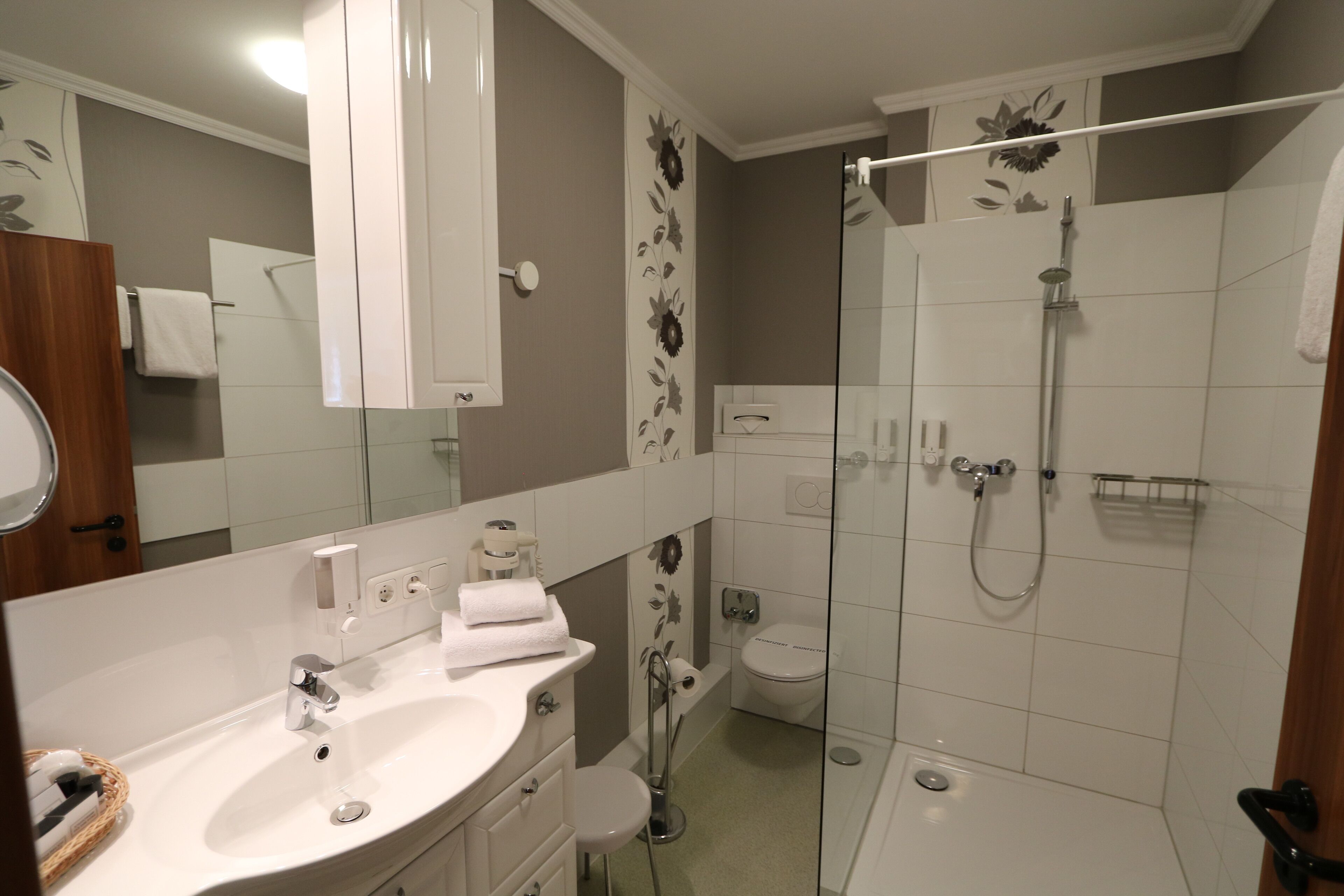 triple room, city view | bathroom | shower, rainfall showerhead, free toiletries, hair dryer