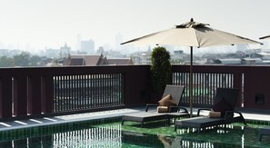 Piscine extérieure, chaises longues