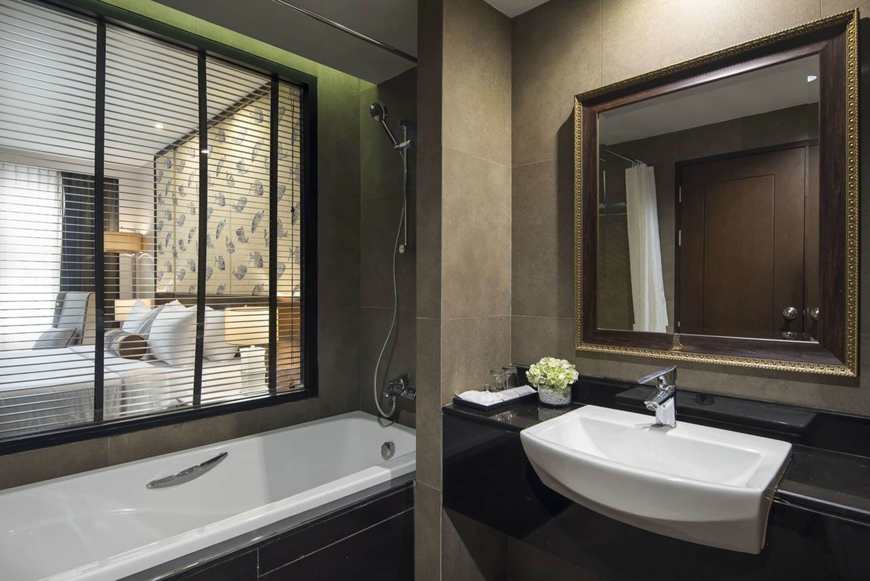 shower, rainfall showerhead, free toiletries, hair dryer