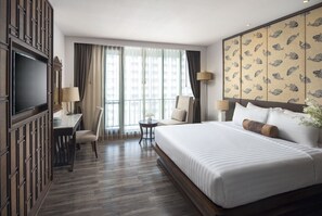 Deluxe Double Room | Bar mini, peti besi dalam bilik, meja, ruang kerja komputer riba 