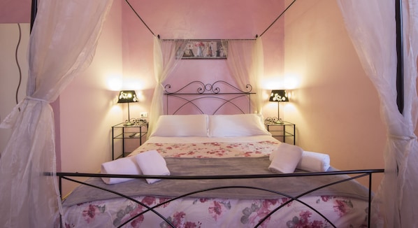 Double Room, Ensuite | Free cribs/infant beds, free WiFi, bed sheets