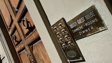 Pintu masuk properti
