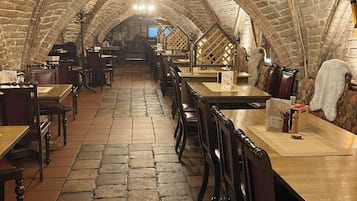 2 restaurants, serveren ontbijt, lunch, diner, barbecuegerechten