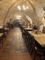 2 restaurantes; se sirve desayuno, almuerzo y cena; parrillada