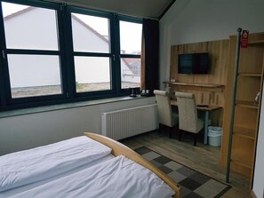 Double Room | Hypo-allergenic bedding, individually decorated, free WiFi, bed sheets - Hotel Am Hopfenmarkt (Rostock)