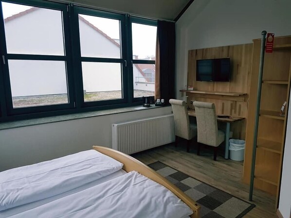 Double Room | Hypo-allergenic bedding, individually decorated, free WiFi, bed sheets - Hotel Am Hopfenmarkt (Rostock)