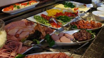 Daily continental breakfast (EUR 16.90 per person)