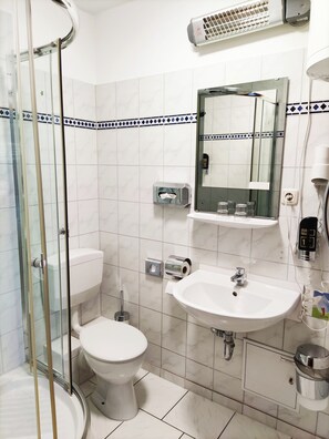 Shower, hair dryer, towels, soap - Hotel Am Hopfenmarkt (Rostock)
