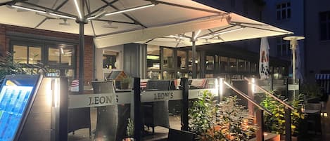 2 restaurantes; se sirve desayuno, almuerzo y cena; parrillada