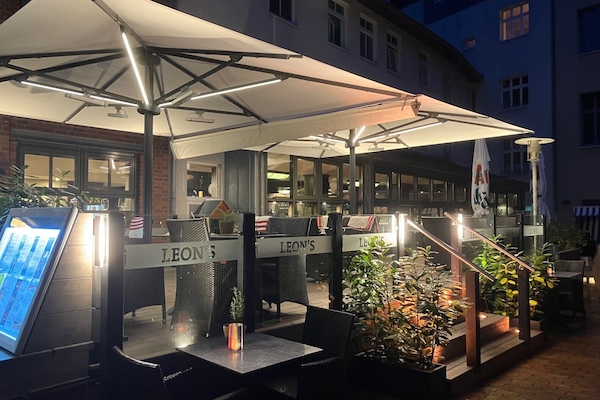 2 restaurantes, se sirven desayunos, comidas y cocina a la parrilla