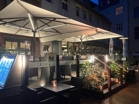 2 restaurants, breakfast, lunch, dinner served; barbecue