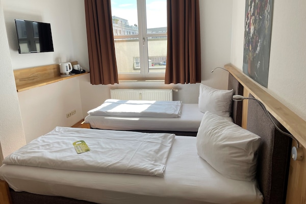 Habitación con 2 camas individuales | Ropa de cama hipoalergénica, decoración personalizada y wifi gratis