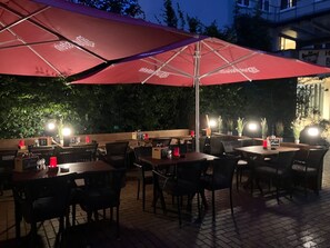 2 restaurantes, se sirven desayunos, comidas y cocina a la parrilla