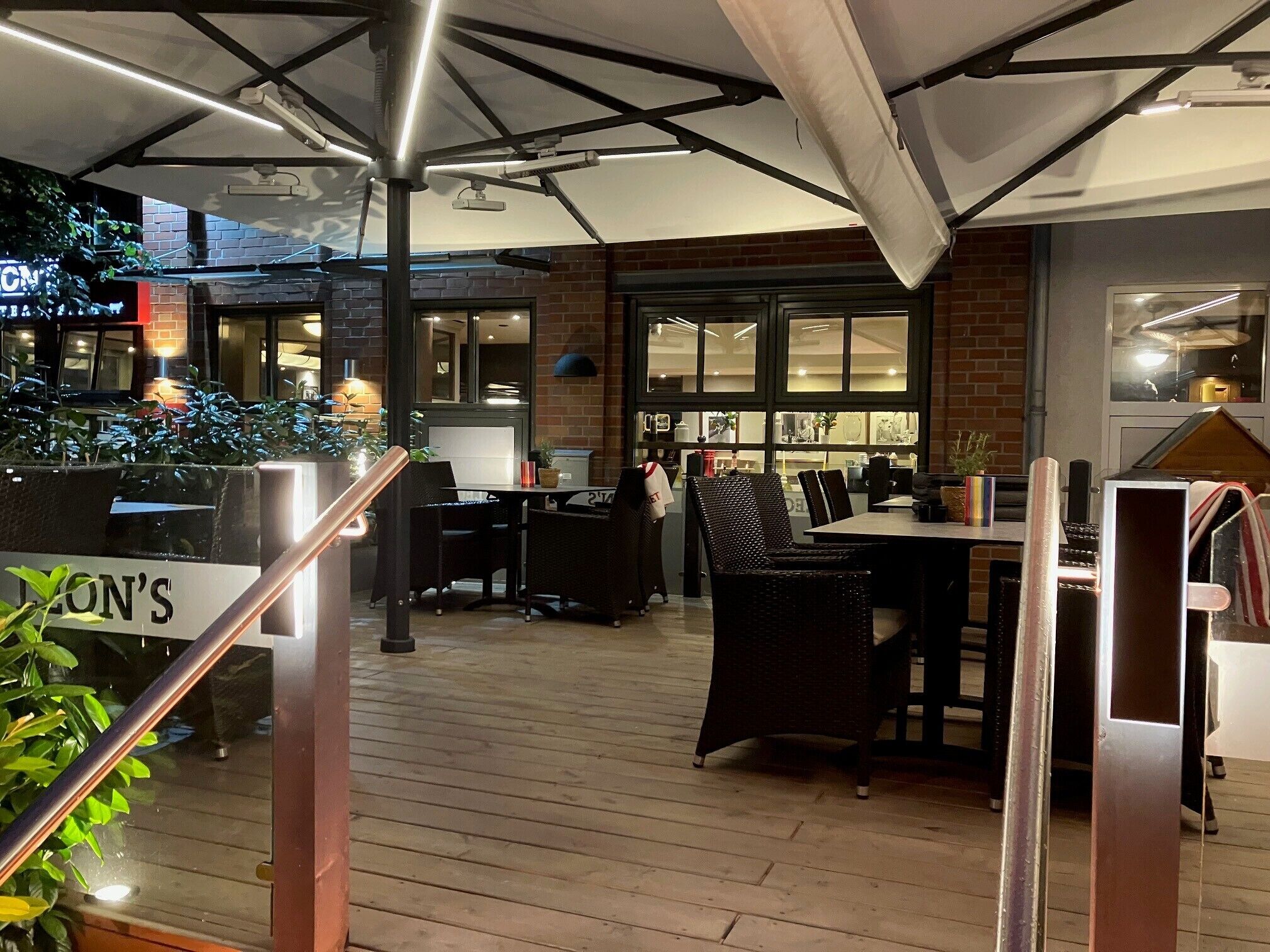 2 restaurantes, se sirven desayunos, comidas y cocina a la parrilla