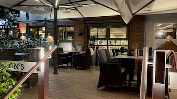2 restaurants, serveren ontbijt, lunch, diner, barbecuegerechten