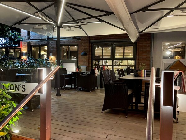 2 restaurantes: opção de café da manhã, almoço e jantar