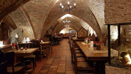 2 restaurantes, se sirven desayunos, comidas y cocina a la parrilla