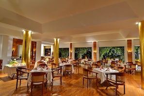 Breakfast, lunch, dinner served; local cuisine - Areindmar Hotel (Nyaung-U)