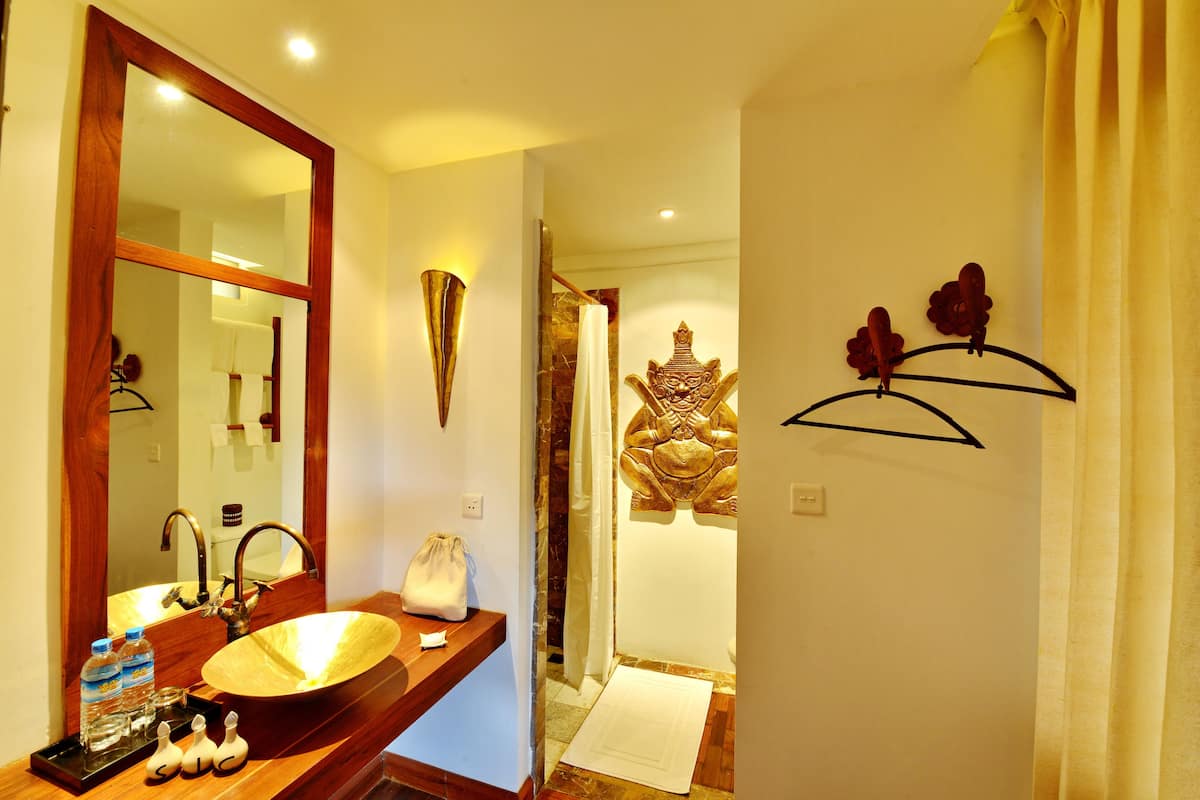 deluxe double or twin room | bathroom | shower, free toiletries, hair dryer, bathrobes