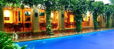 Una piscina al aire libre