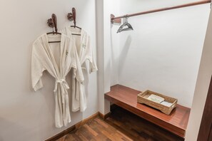 Habitación Deluxe con 1 cama doble o 2 individuales | Servicios del cuarto de baño | Ducha, artículos de higiene personal gratuitos y secador de pelo