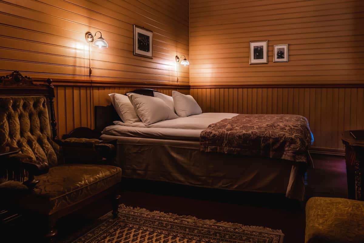 1 bedroom, Egyptian cotton sheets, premium bedding, pillowtop beds