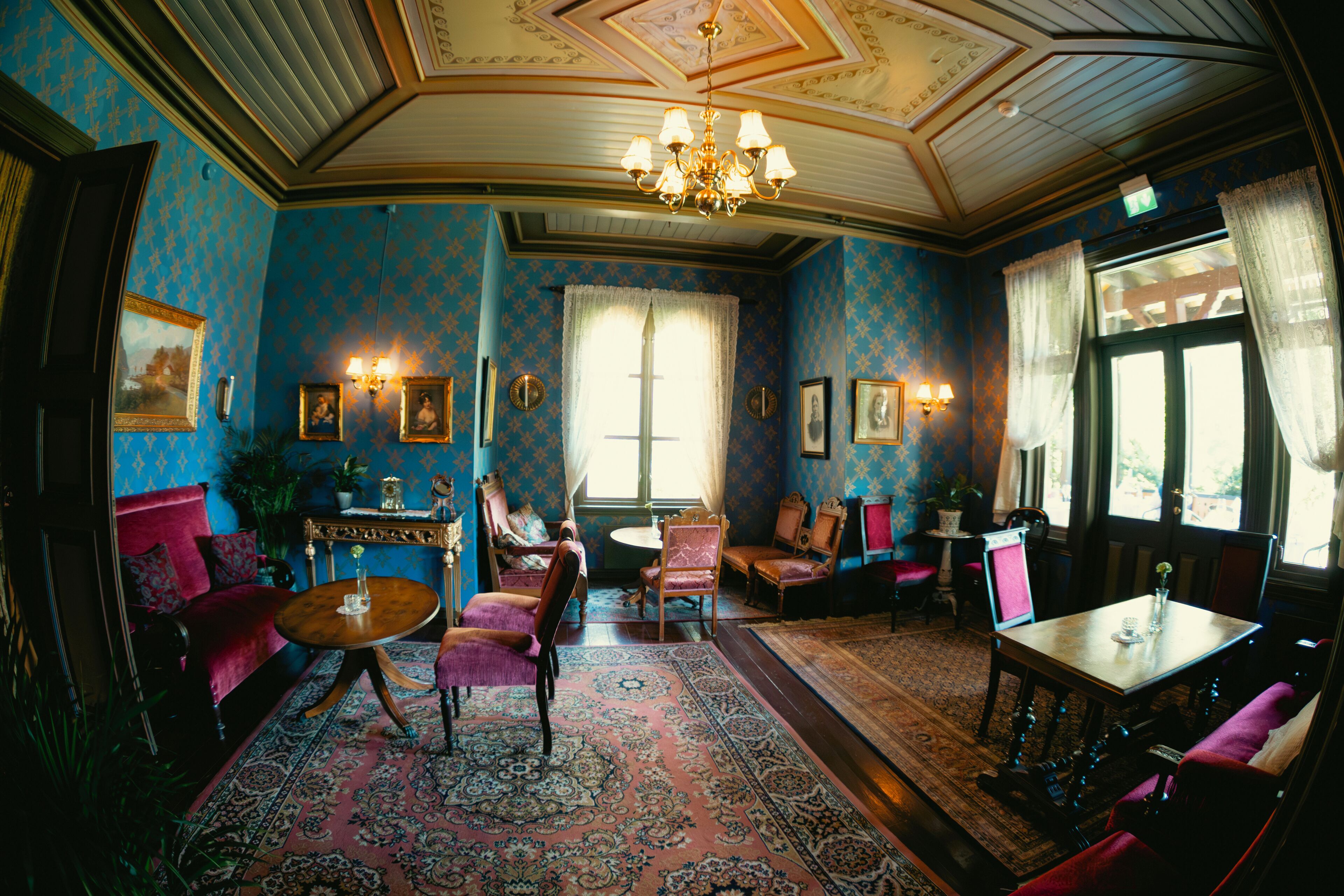 piano bar, garden views, open daily