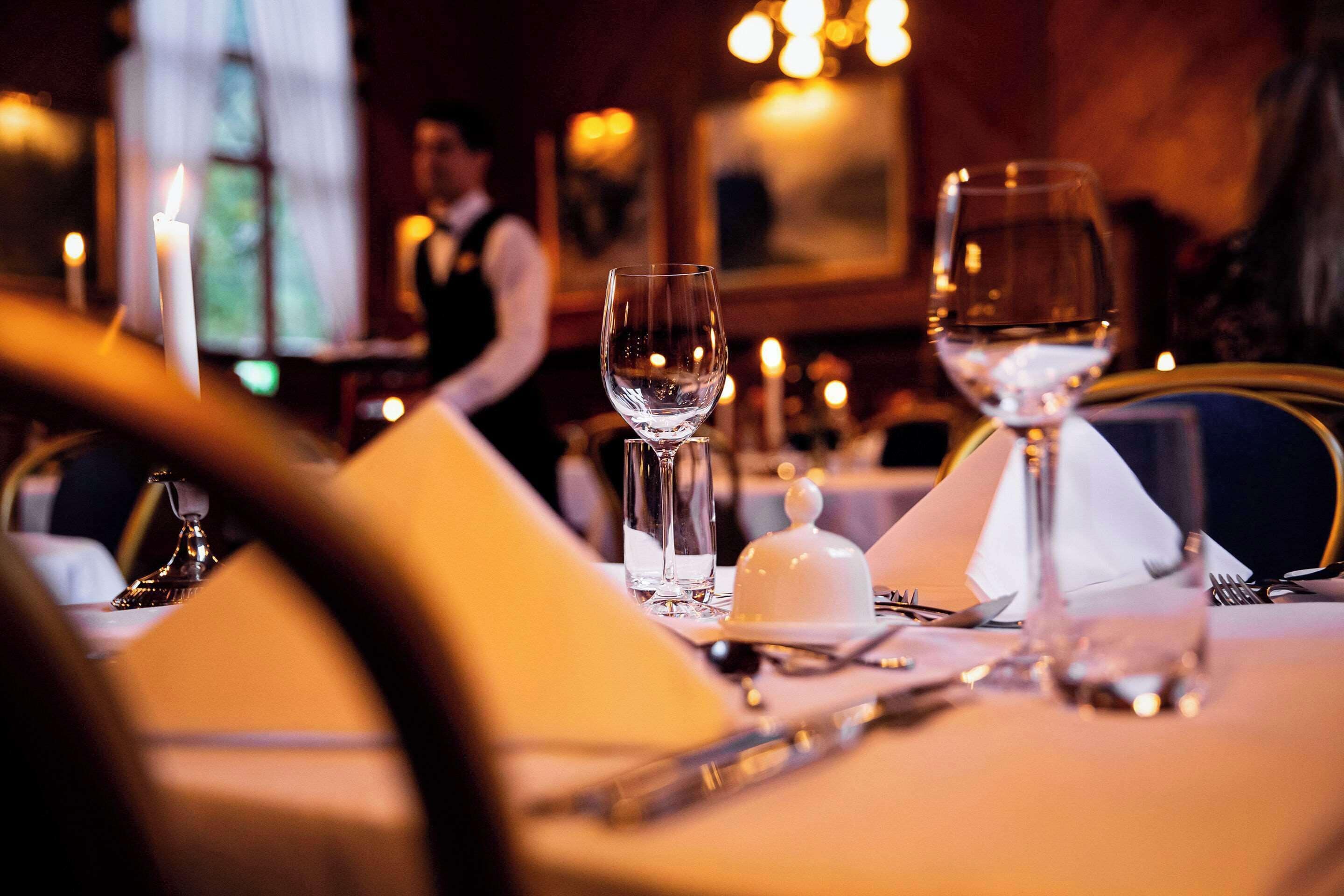 Frokost, lunsj og middag serveres, lokale retter, utsikt mot hagen 