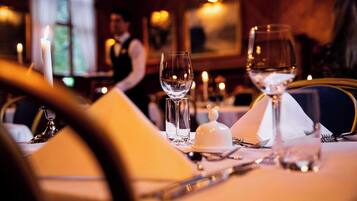 Frokost, lunsj og middag serveres, lokale retter, utsikt mot hagen