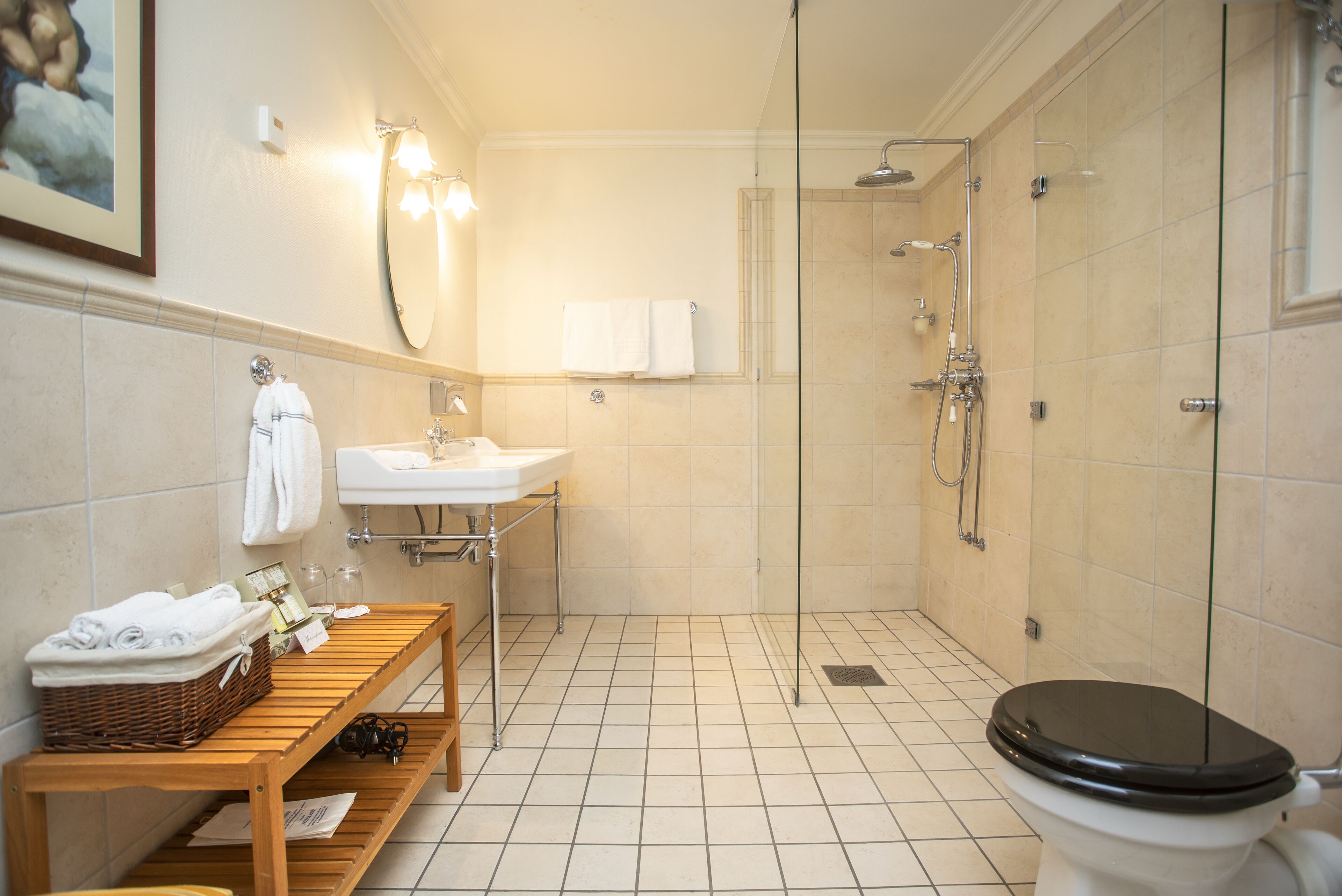 Une salle de bain moderne avec une douche à parois de verre, un banc en bois, un lavabo et des toilettes.