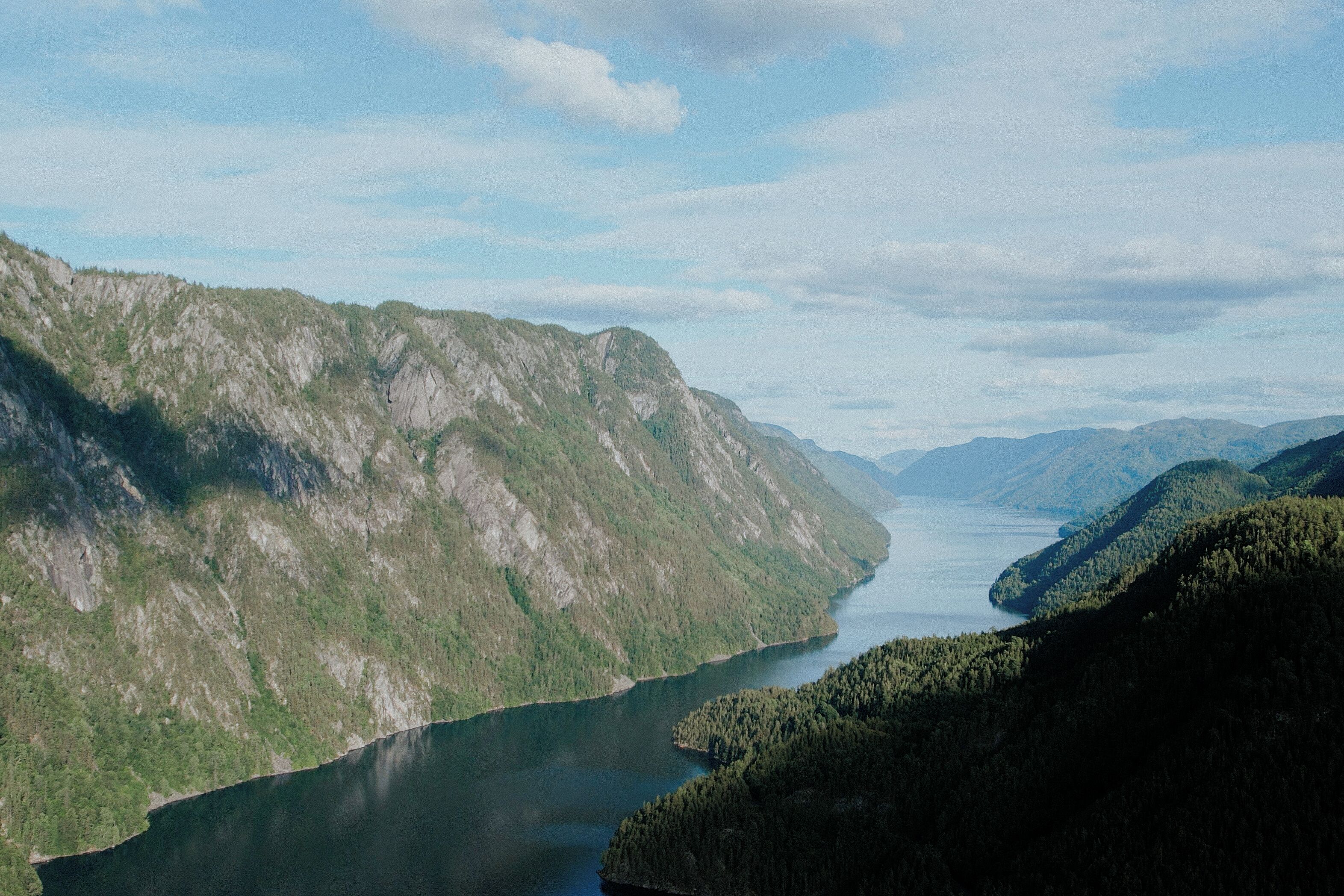 Un paisaje montañoso con un río.
