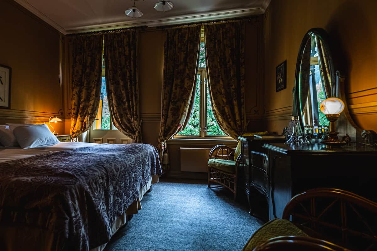 1 bedroom, Egyptian cotton sheets, premium bedding, pillowtop beds