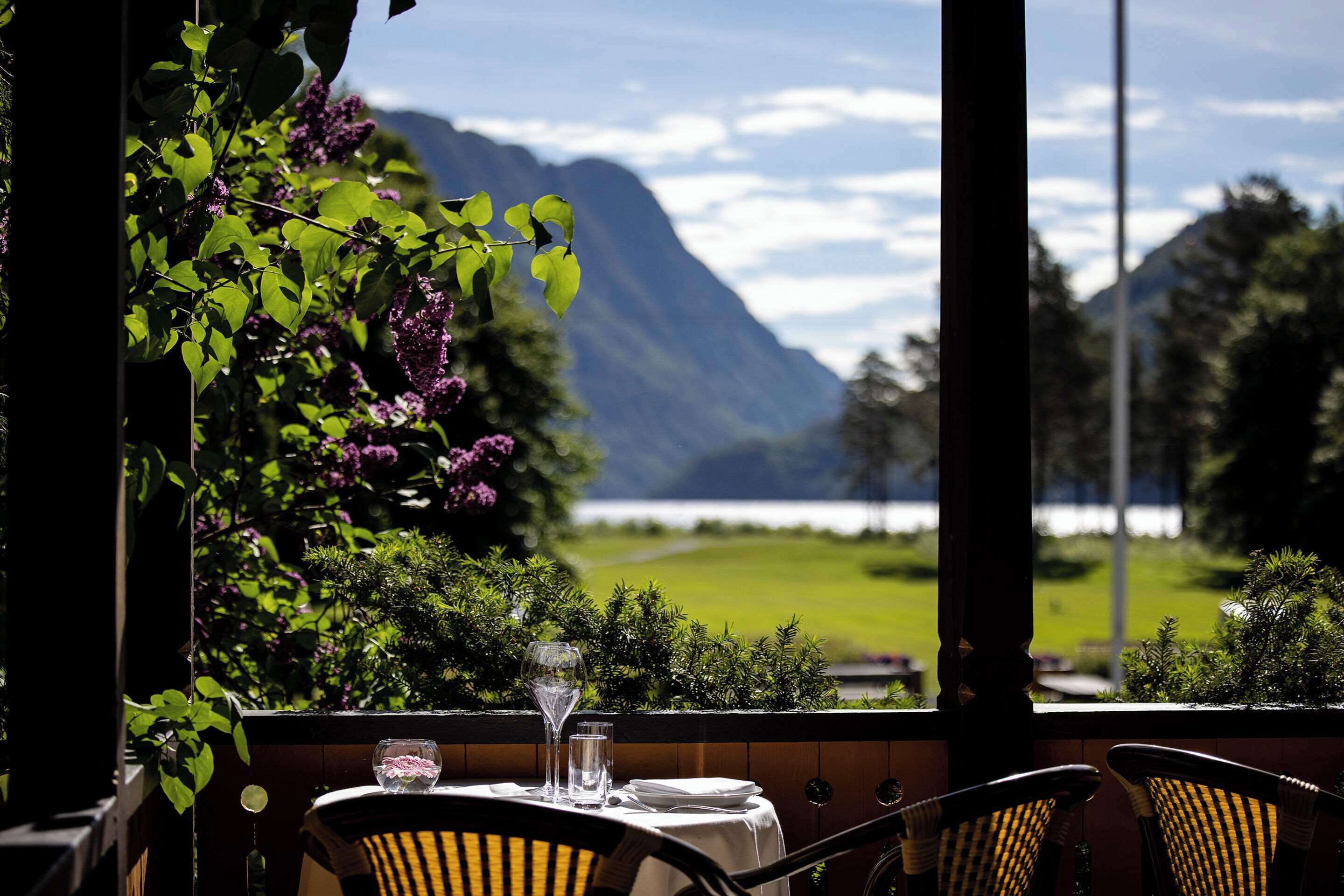 Frokost, lunsj og middag serveres, lokale retter, utsikt mot hagen 