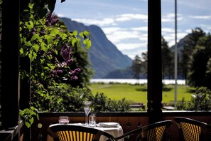 บริการอาหารเช้า อาหารกลางวัน อาหารเย็น, อาหารท้องถิ่น, วิวสวน 