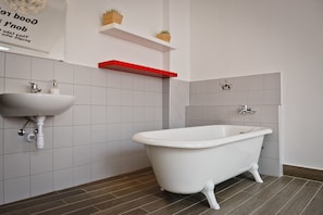 Double Room with Bathroom | Kylpyhuone | Pyyhkeet