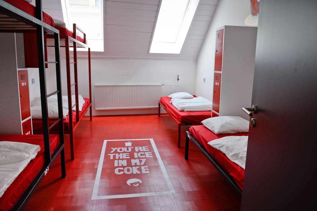One Bed in 6-Bed Mixed Dormitory | Wi-Fi ฟรี, ห้องพักตกแต่งอย่างมีเอกลักษณ์