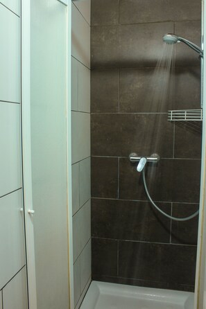 Comfort Shared Dormitory, Shared Bathroom (4 people) | Bathroom shower - "360 Hostel Centro (Barcelona)