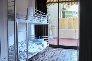 In-room safe, free WiFi, bed sheets - "360 Hostel Centro (Barcelona)
