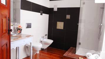 Standard Double or Twin Room | Bathroom | Combined shower/tub, free toiletries, towels