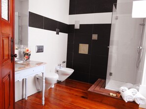 Standard Double or Twin Room | Bathroom