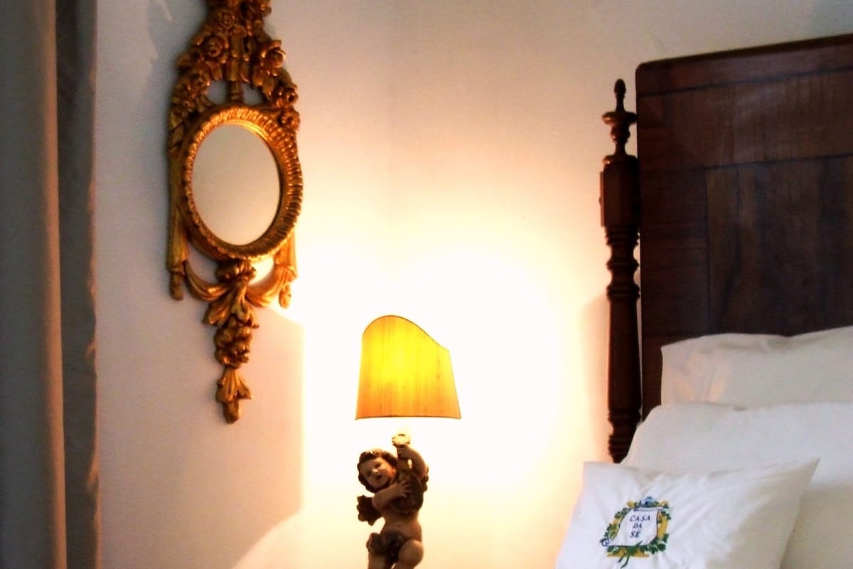 Minibar, desk, WiFi (free)