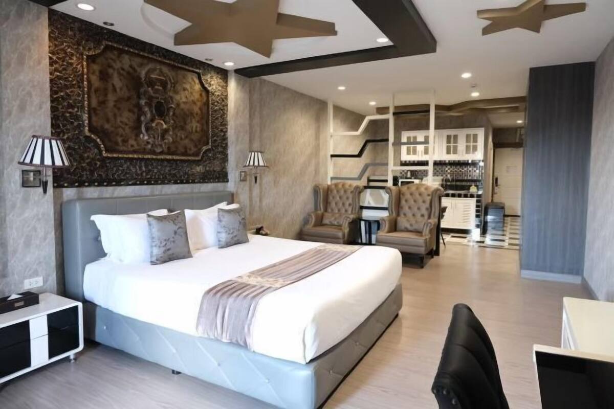 1 bedroom, in-room safe, individually decorated, individually furnished