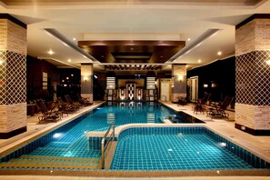 Alberca techada y camastros