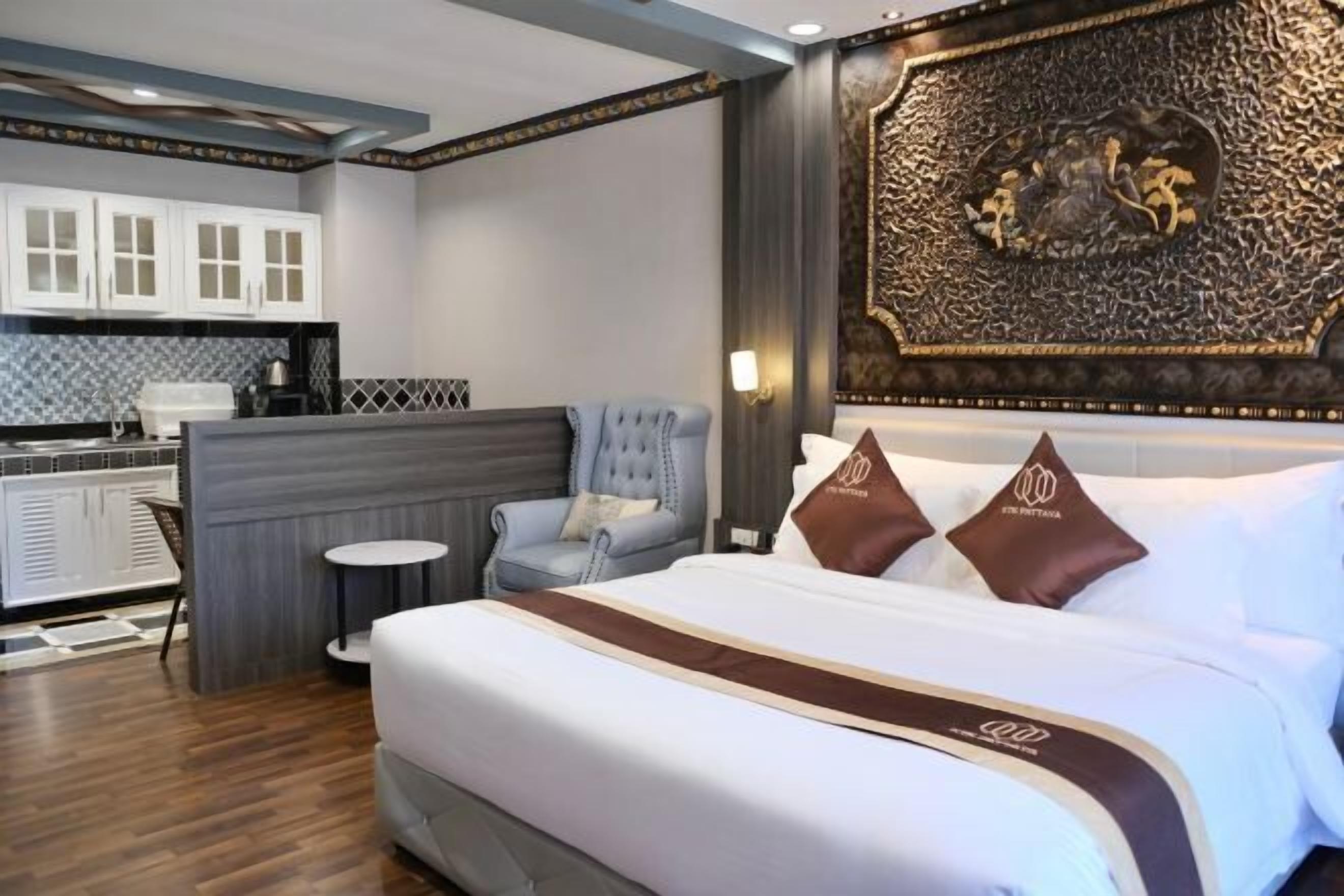 Een kluis op de kamer, individueel gedecoreerd, individueel gemeubileerd