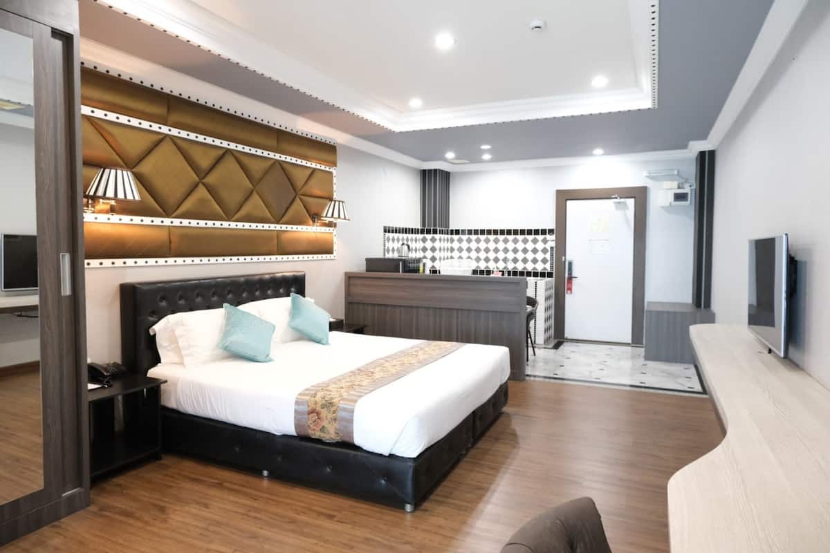 1 bedroom, in-room safe, individually decorated, individually furnished