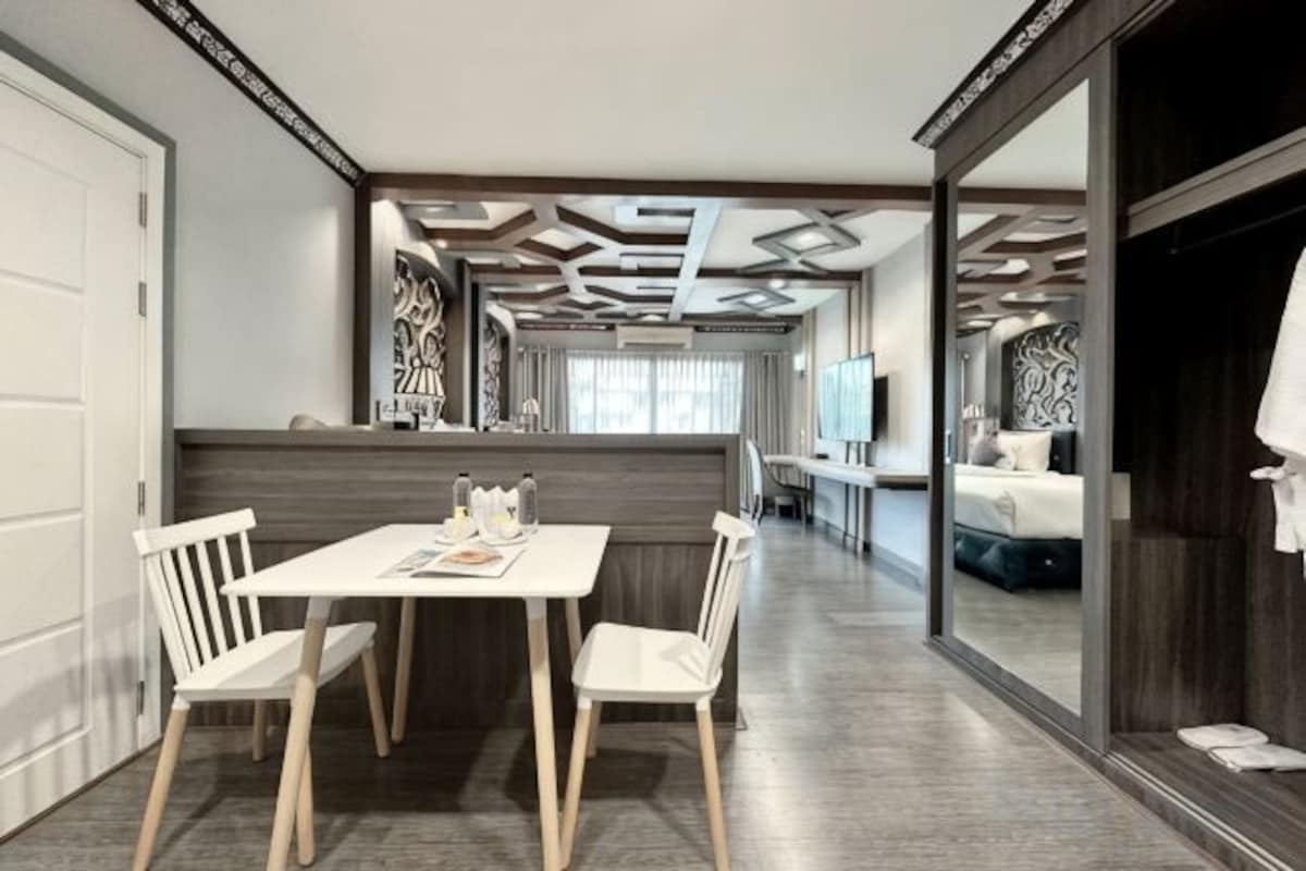 Dining | Breakfast, lunch and dinner served