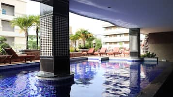 Indoor pool, sun loungers