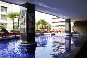 Piscina interna, espreguiçadeiras