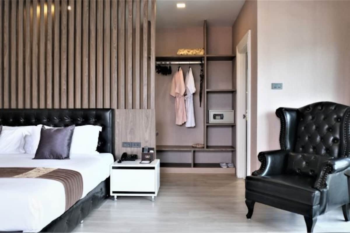 In-room safe, desk, laptop workspace, blackout drapes